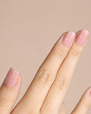 Faux ongles à coller nude Cameo Nude de L'Adele, forme courte, faits main en soft gel, pour les jours de repos des soignantes