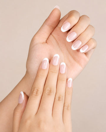 Handgefertigte Press-on Nails Classic French von L'Adele, verzollt in die Schweiz geliefert