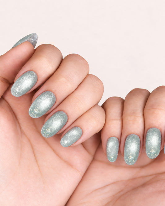 Aqua Splash plaknagels van L'Adele: mintgroen met fijne glitter en gouden vlokjes, oval shape