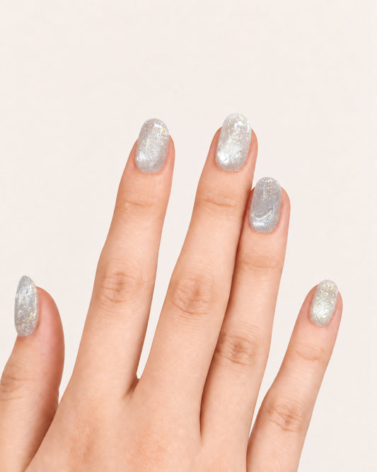 Summer Splash plaknagels van L'Adele: zilverwit met holografische glitter en gouden vlokjes, oval shape